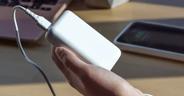 Koniec z powerbankami w samolotach? Duże zmiany od kwietnia 2025