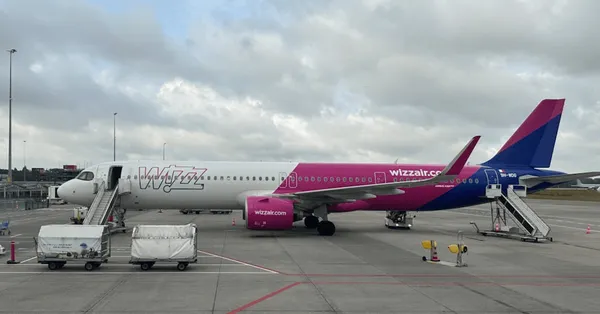 WizzAir i wakacyjna fala odwołanych lotów - czy pasażerom należy się odszkodowanie?