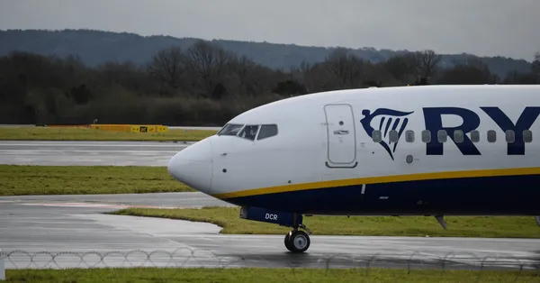 Zaskoczenie dla pasażerów Ryanaira - muszą dopłacić do zakupionych biletów. Czy należy im się odszkodowanie?