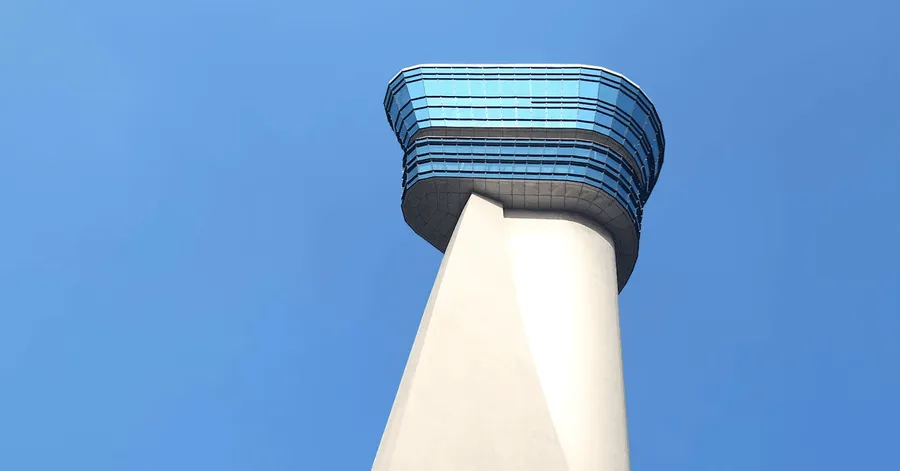 Czym jest wieża kontroli lotów?