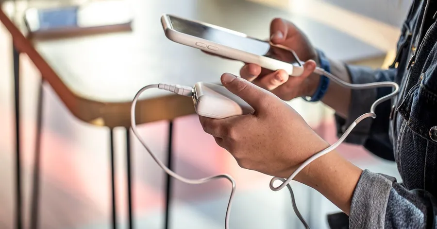 Jaki powerbank do samolotu wybrać? Wytyczne linii lotniczych
