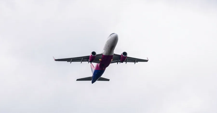 Kontrowersyjna praktyka Wizz Air. Zmiany rezerwacji wprowadzane bez zgody pasażerów