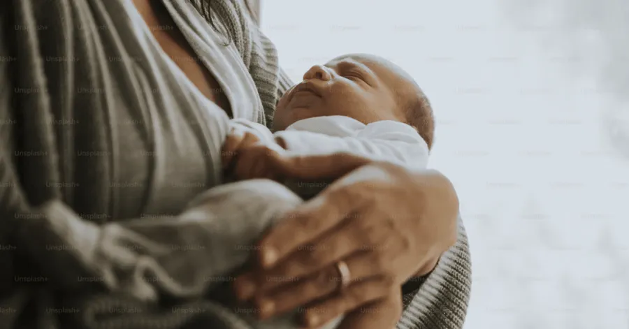 Neonati in aereo: rischi e come viaggiare in sicurezza con i più piccoli