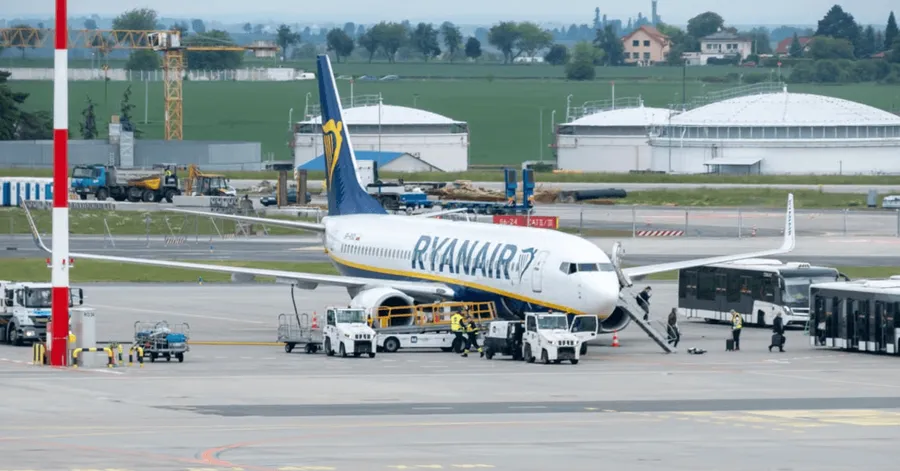 Panika na pokładzie Ryanaira. Pasażer częściowo wciągnięty przez uszkodzone okno
