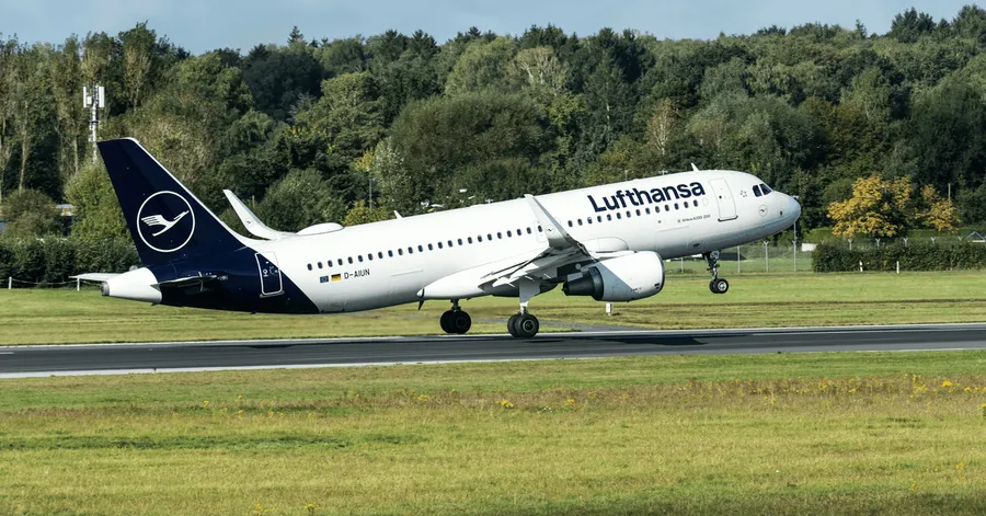 Pasażerowie Lufthansy spędzili noc w samolocie. Lotnisko było zamknięte
