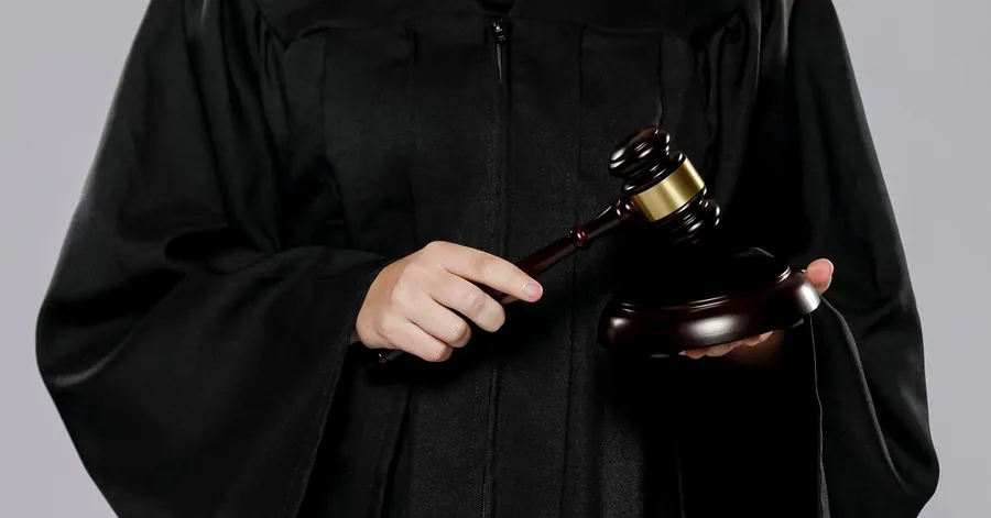 Po odszkodowanie za opóźniony lub odwołany lot do sądu czy do urzędu? Zderzenie teorii z praktyką