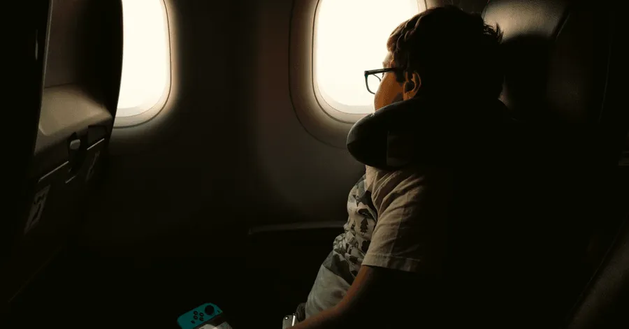 Samodzielna podróż dziecka samolotem - od ilu lat można samemu latać samolotem?