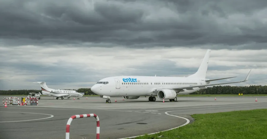 Samolot Enter Air wypadł z pasa. Niebezpieczny incydent na lotnisku w Krakowie