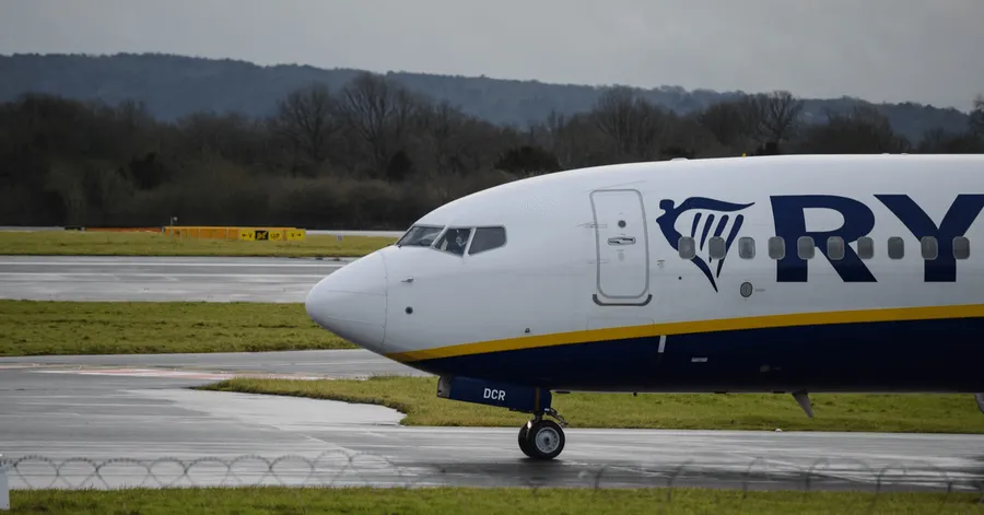 Zaskoczenie dla pasażerów Ryanaira - muszą dopłacić do zakupionych biletów. Czy należy im się odszkodowanie?